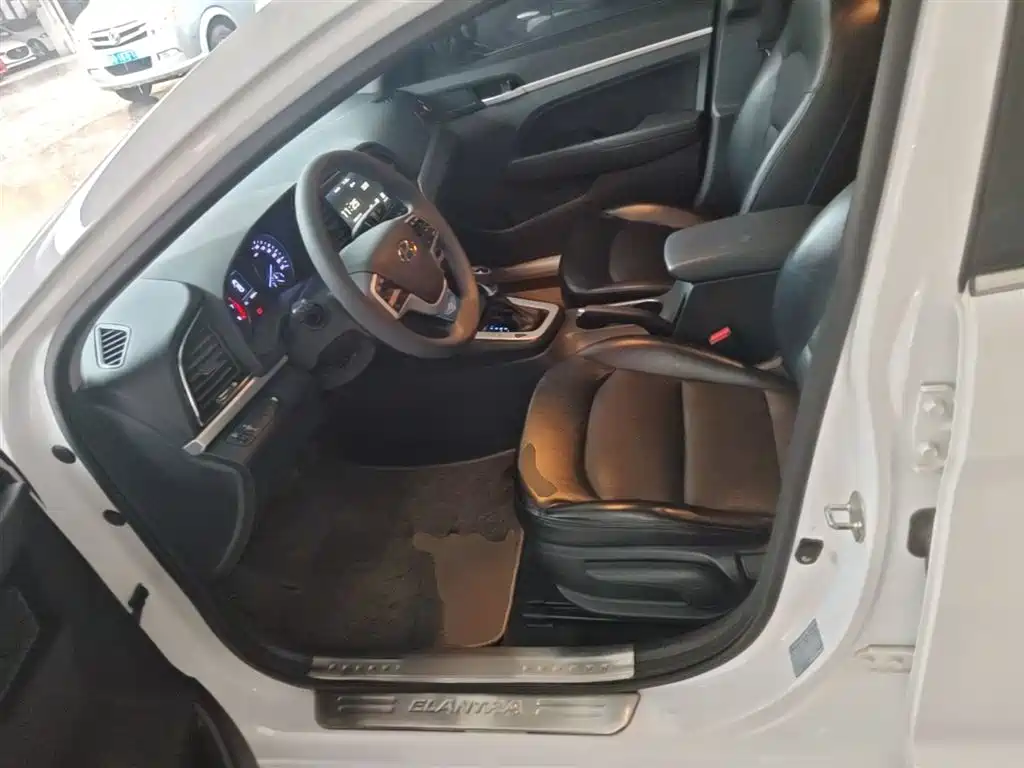 Hyundai Elantra 2016 Model 1.6L Automatic Smart Elite фото 15