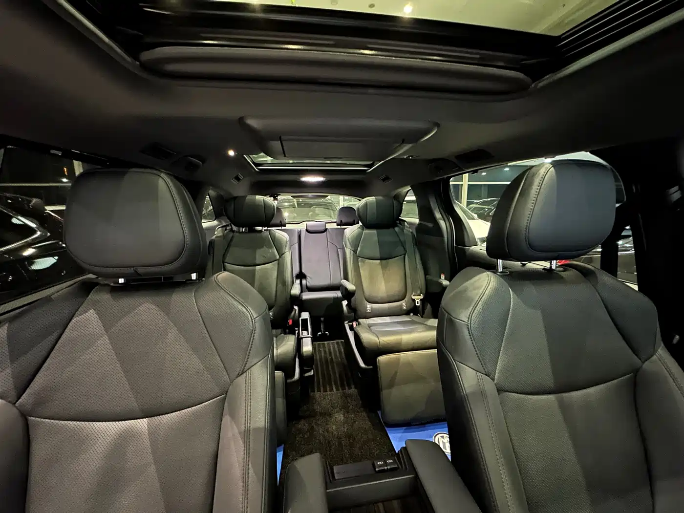 Toyota Granvia 2023 2022 Model Year 2.5L Hybrid Flagship Edition