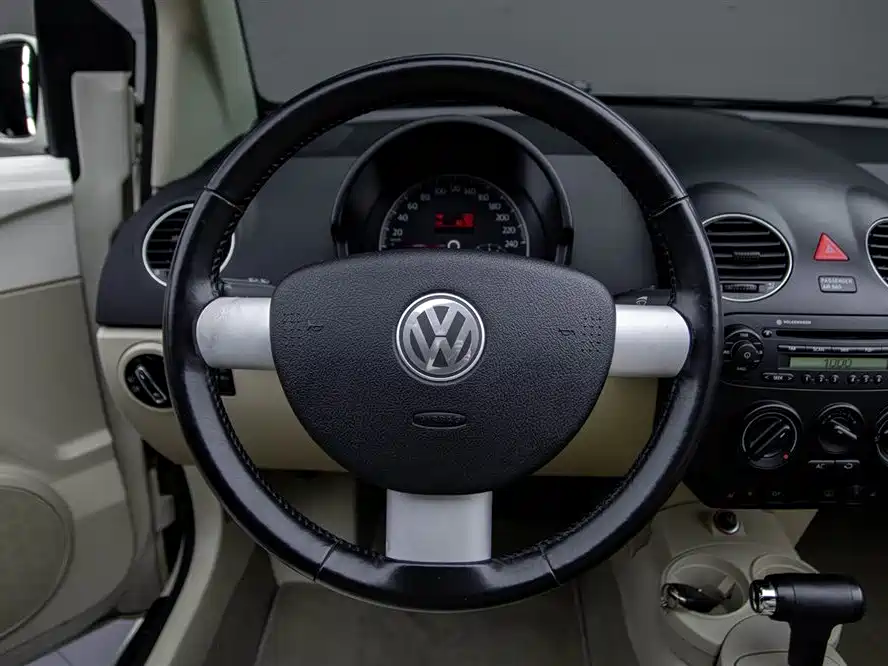 Volkswagen Beetle 2009 2.0 AT Top Convertible фото 15