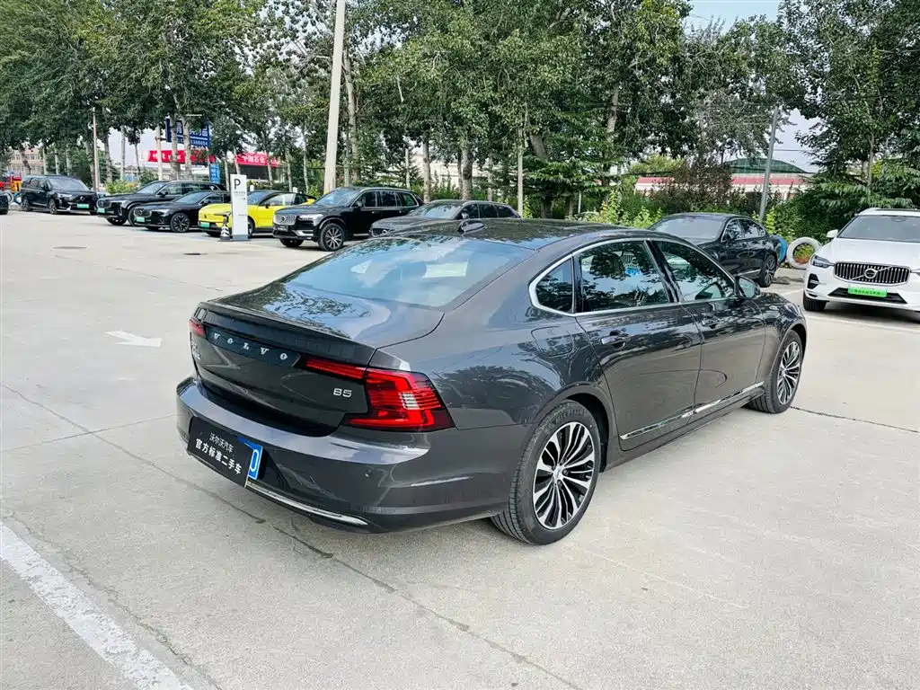 Volvo S90 2024 2024 B5 Momentum Luxury Edition