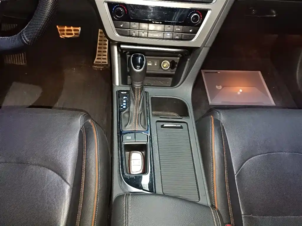 Hyundai Sonata 2015 1.6T GLS Smart фото 14