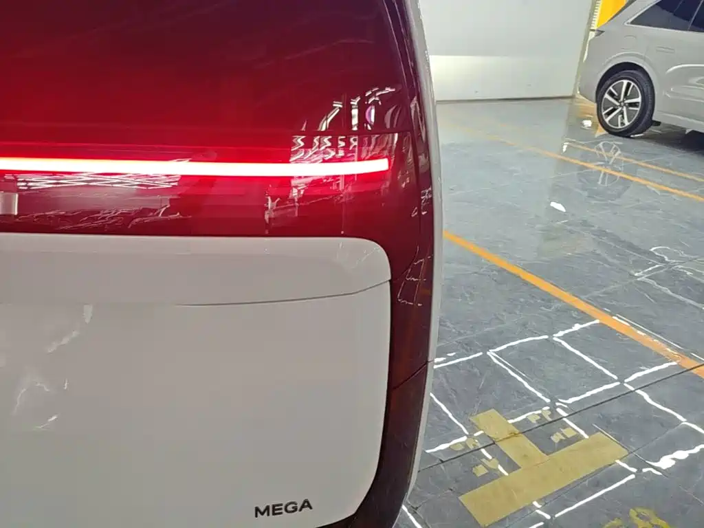 Фото 8 - Li Auto MEGA