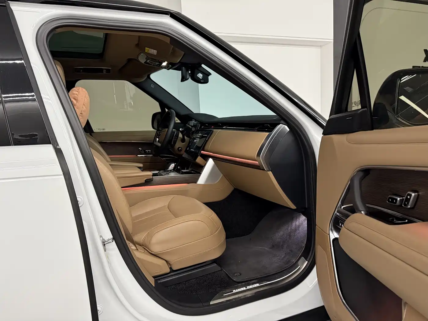 Land Rover Range Rover 2025 3.0 L6 400PS Flourishing Era Extended Wheelbase фото 4