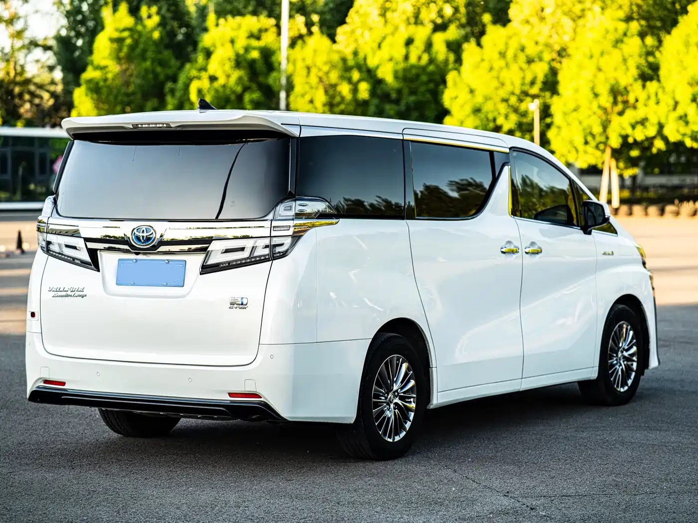 Toyota Vellfire 2020 Twin Engine 2.5L HV Premium Edition фото 4