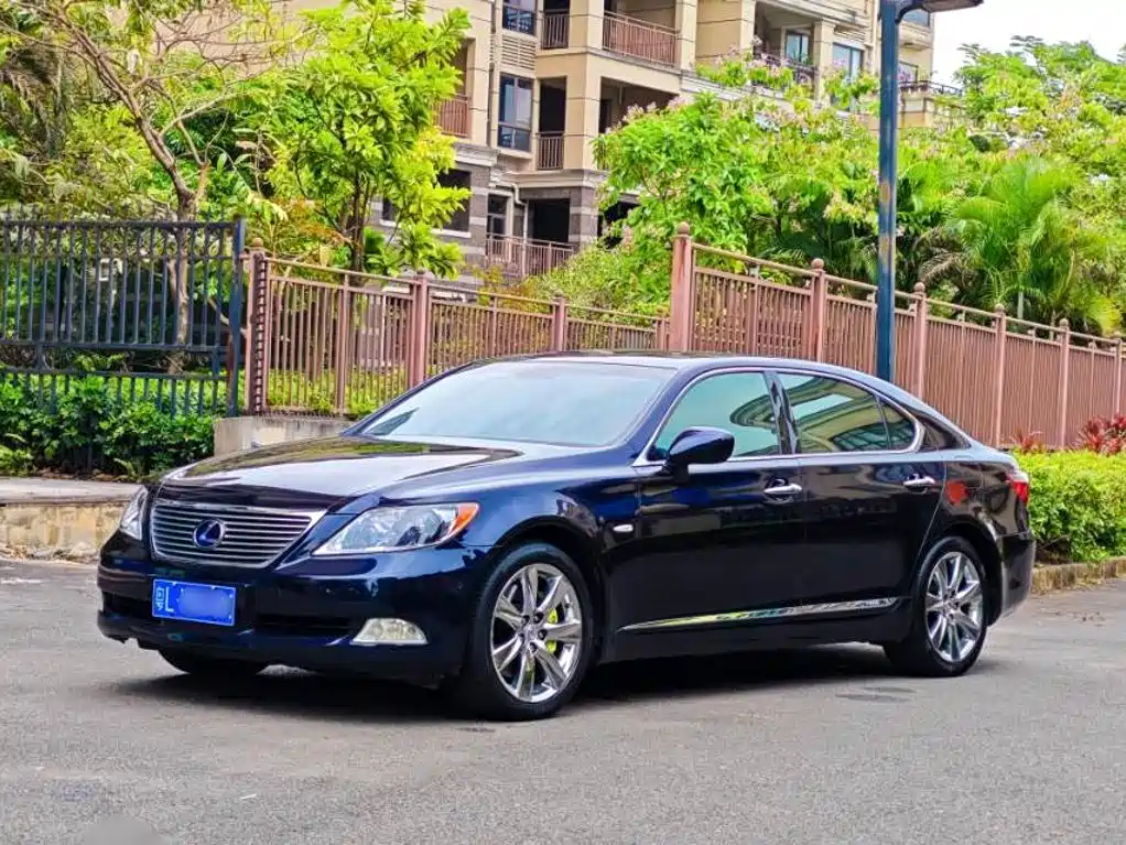 Фото 3 - Lexus LS