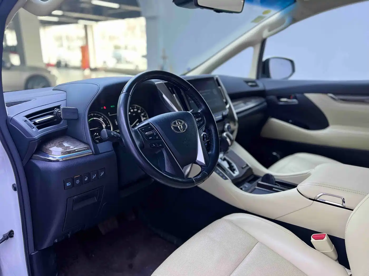 Toyota Alphard 2021 Hybrid 2.5L Premium фото 5