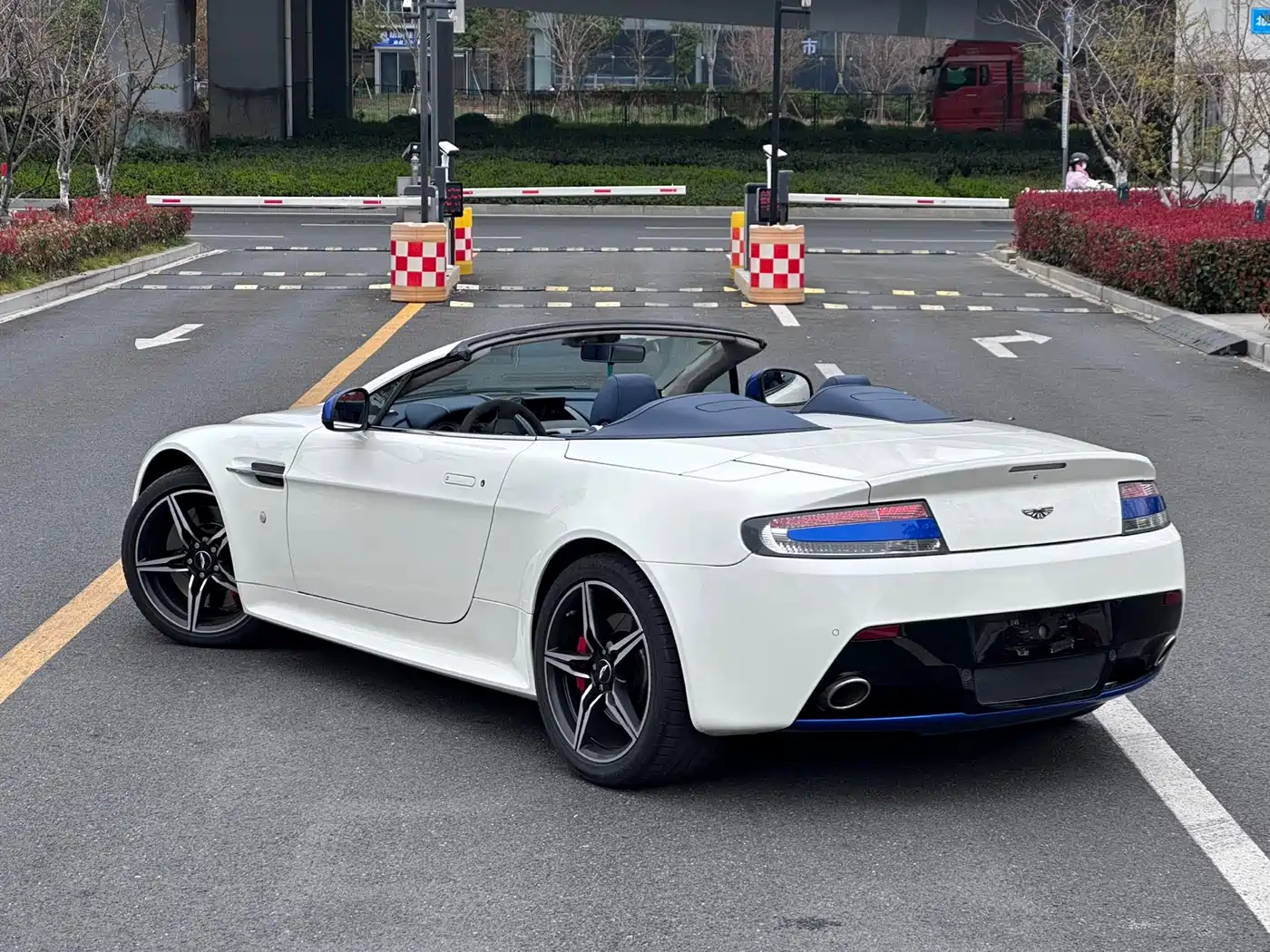 Aston Martin V8 Vantage 2017 4.7L S British Limited Convertible фото 15