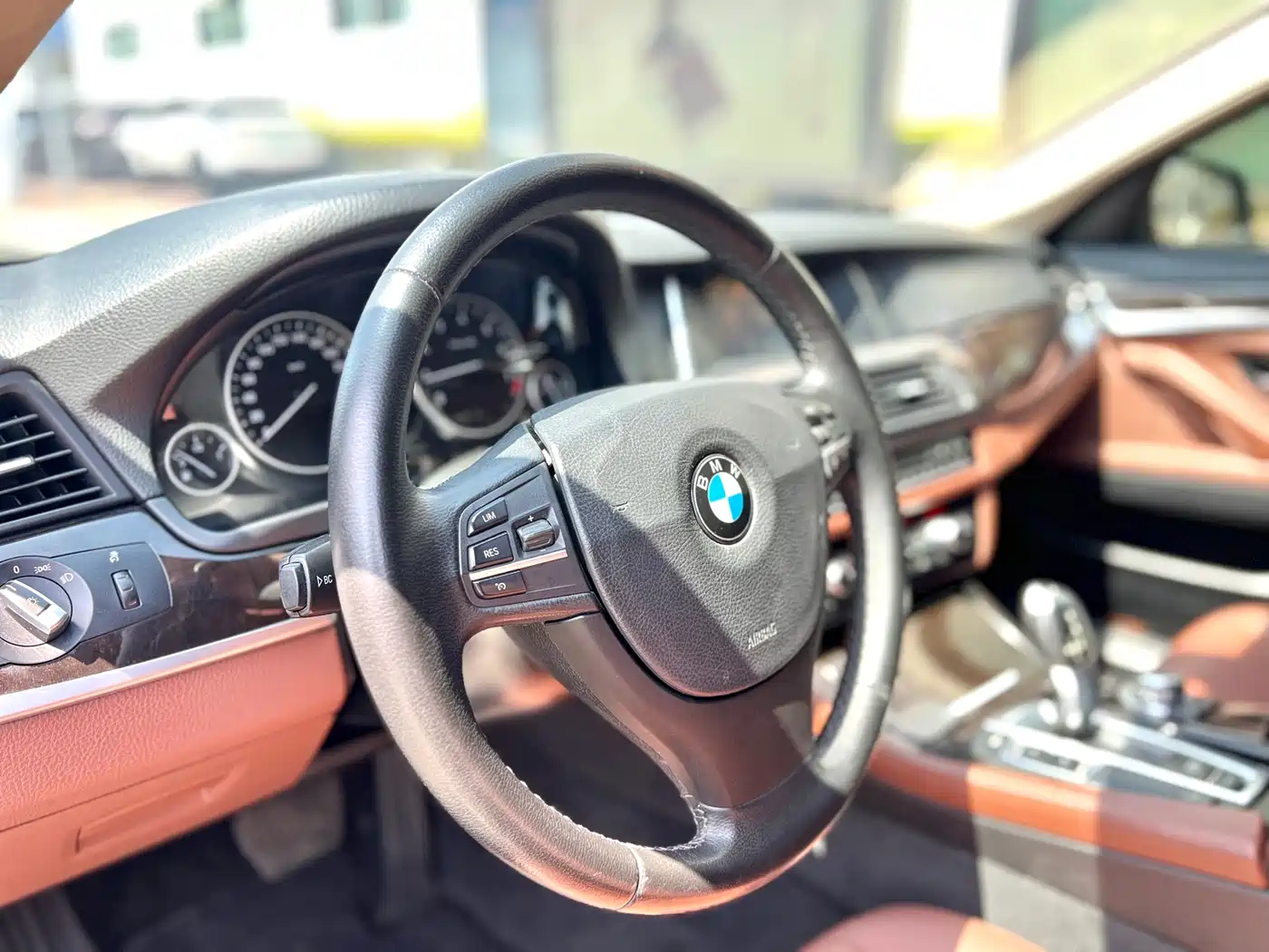 BMW 5 Series 2014 525Li Leading фото 5