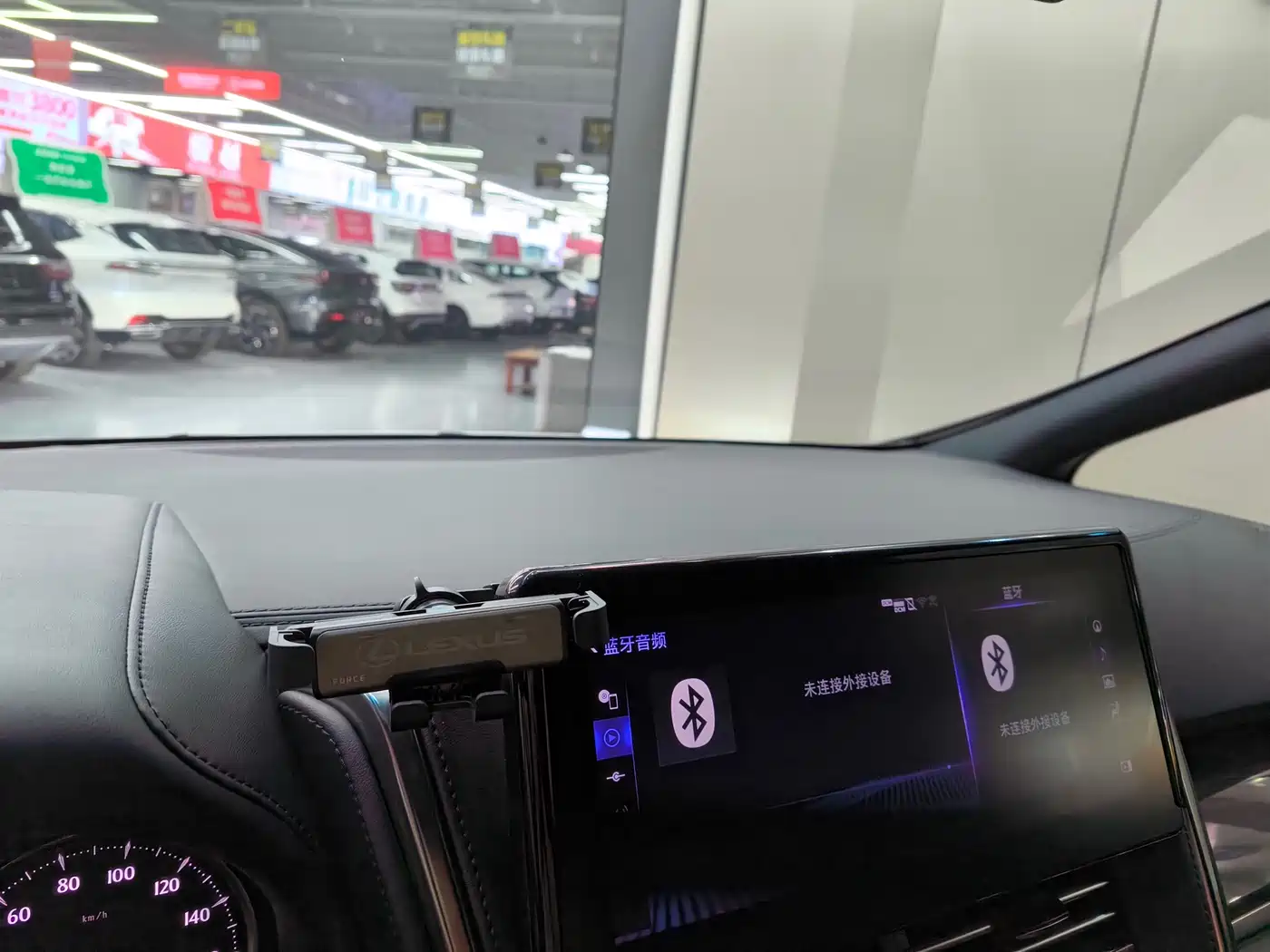 Lexus LM 2020 300h Seven-Seater Elegance Edition фото 10