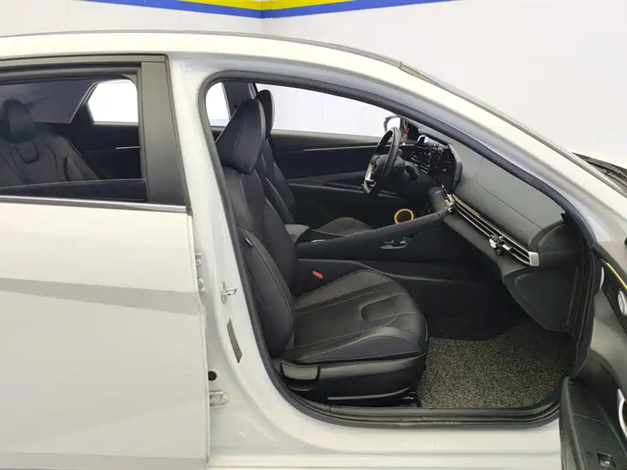 Hyundai Elantra 2021 1.5L CVT LUX Premium Edition фото 8