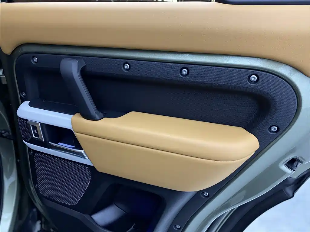 Land Rover Defender 2024 110 3.0T P400 Dark Special Edition фото 21