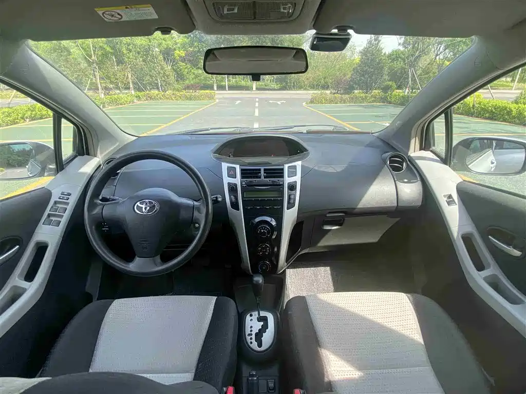 Toyota Yaris 2011 1.6GS Auto Sharp Edition фото 5