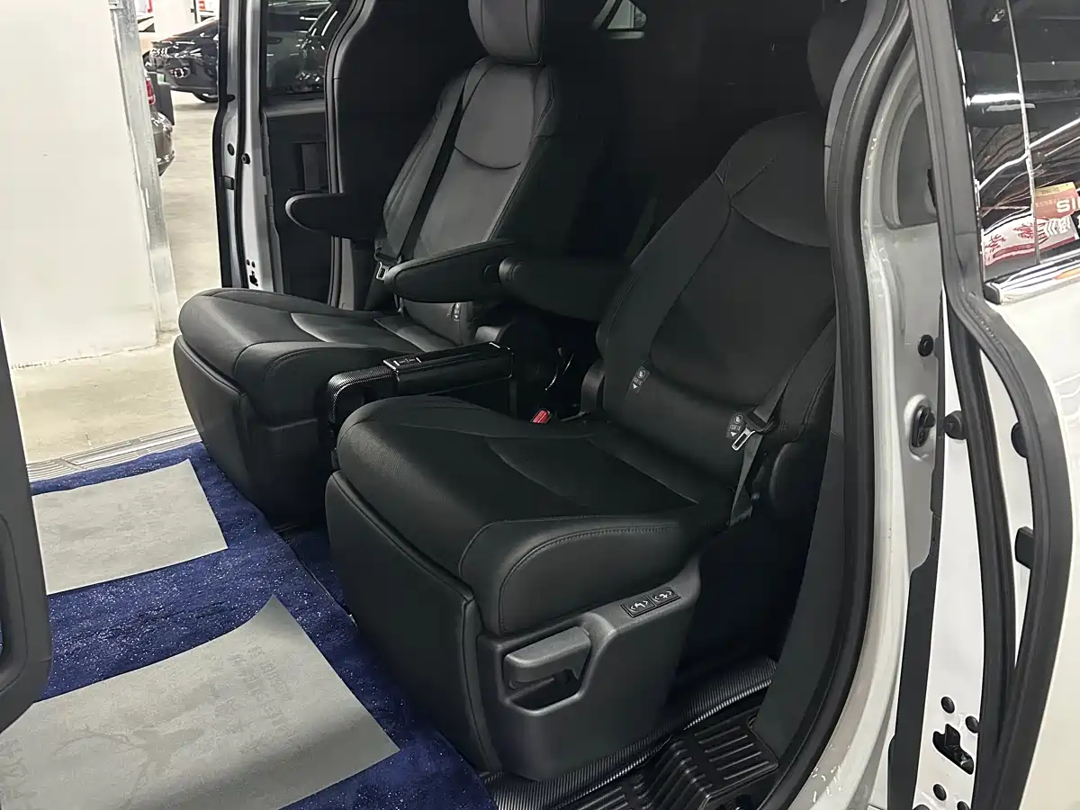Toyota Sienna 2023 2.5L Hybrid Premium Edition фото 4