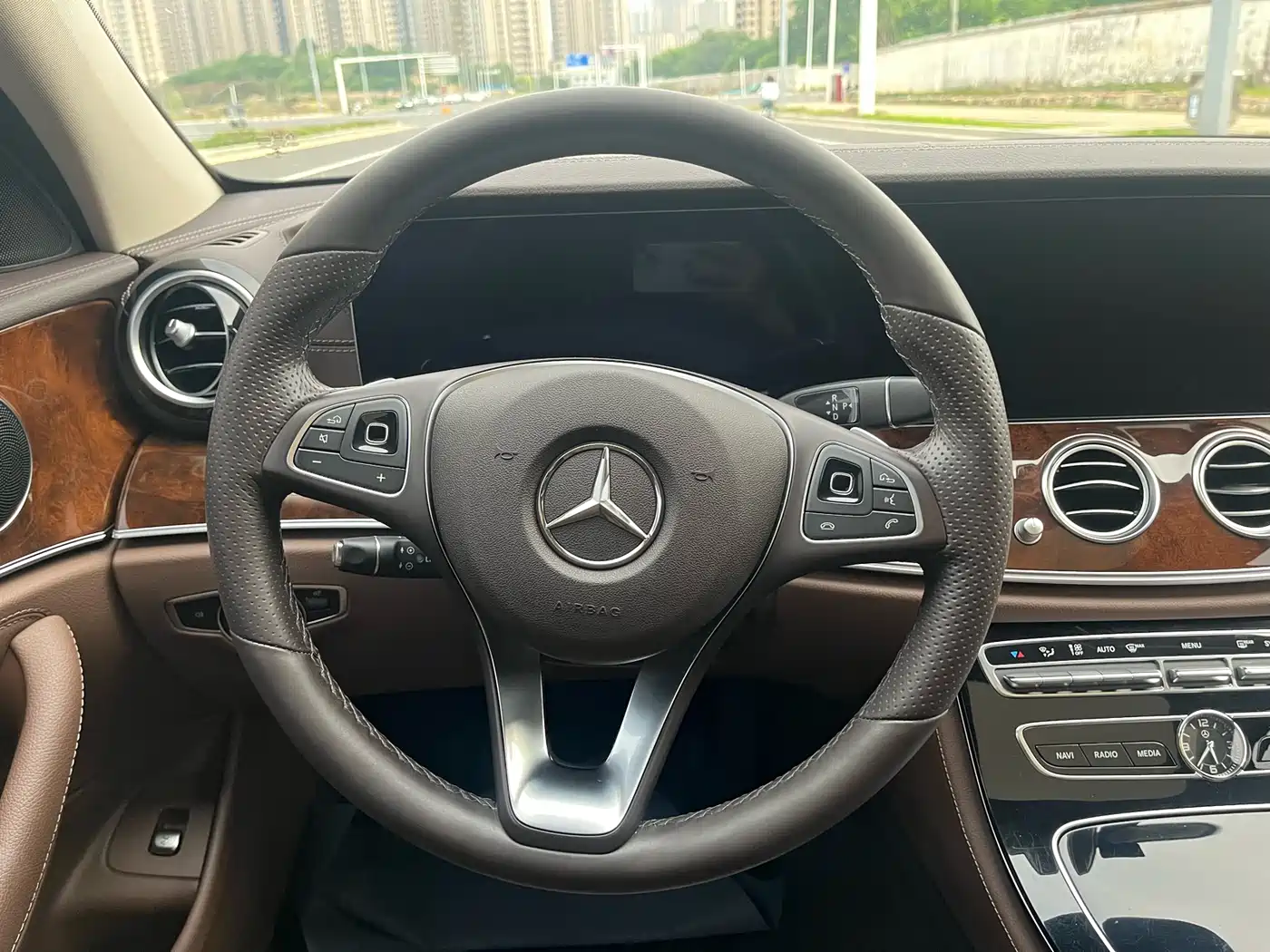 Mercedes-Benz E-Class 2018 E 300 L Luxury фото 27
