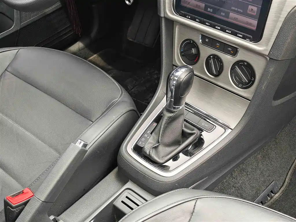 Volkswagen Lavida 2015 1.6L Automatic Comfort Edition фото 18