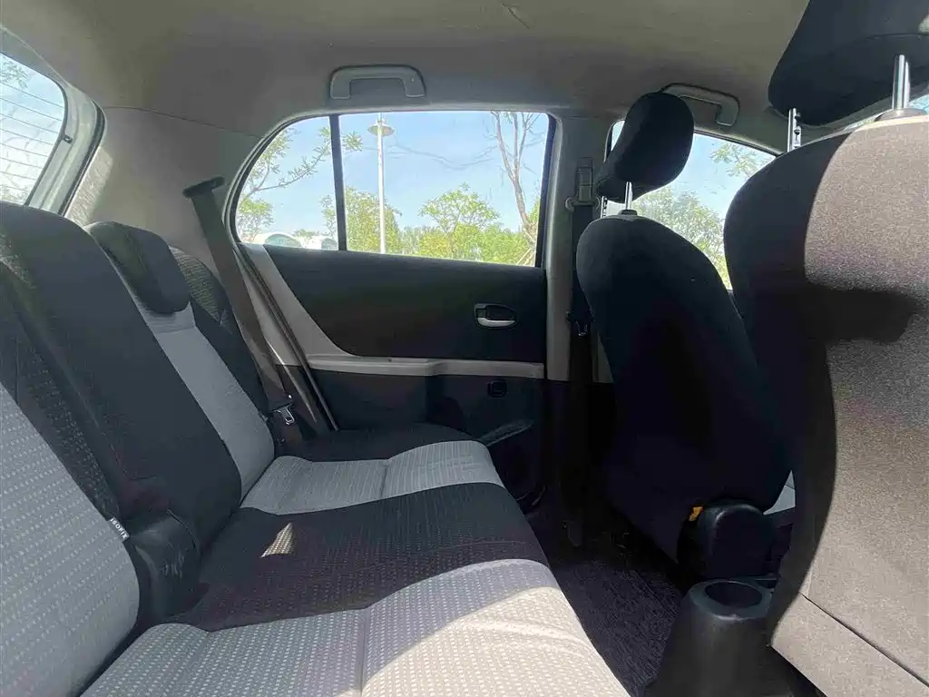 Toyota Yaris 2011 1.6GS Auto Sharp Edition фото 6