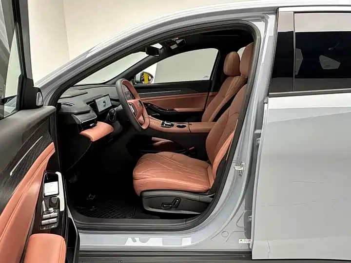 Geely Galaxy Galaxy L6 2025 EM-i 140km Explorer+ Edition фото 5