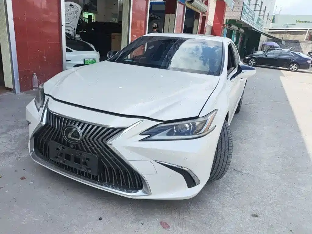 Фото 1 - Lexus ES