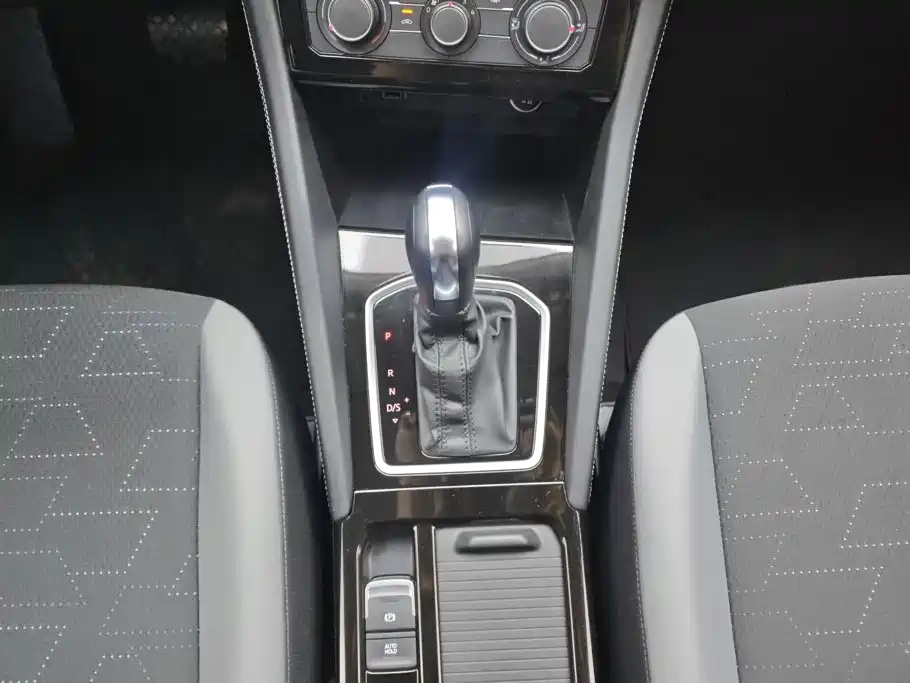 Photo 16 - Jetta VS5