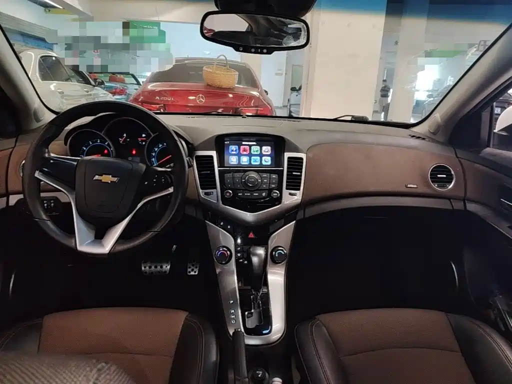 Фото 10 - Chevrolet Cruze