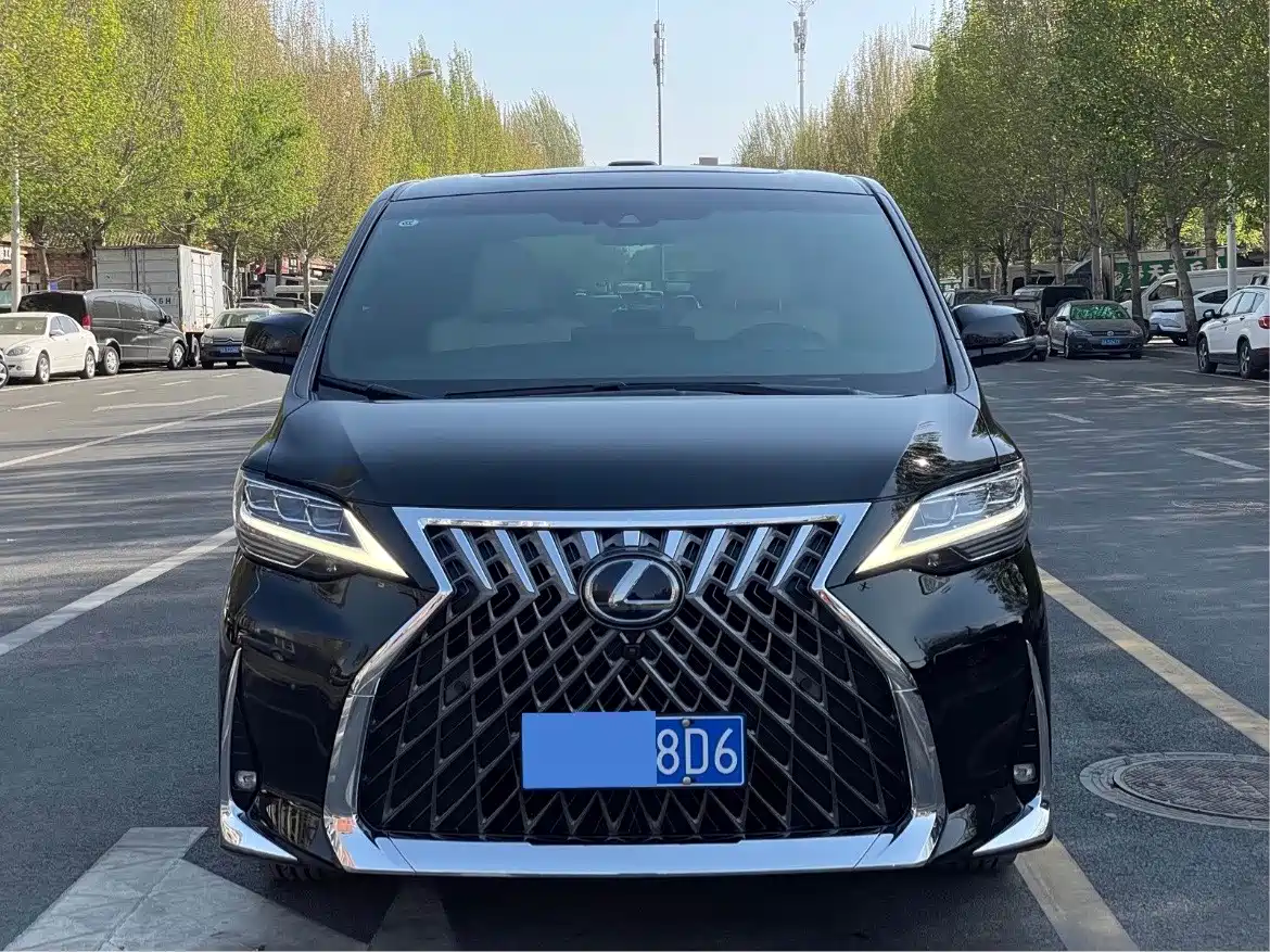 Lexus LM 2020 300h Seven-Seater Elegance Edition фото 2