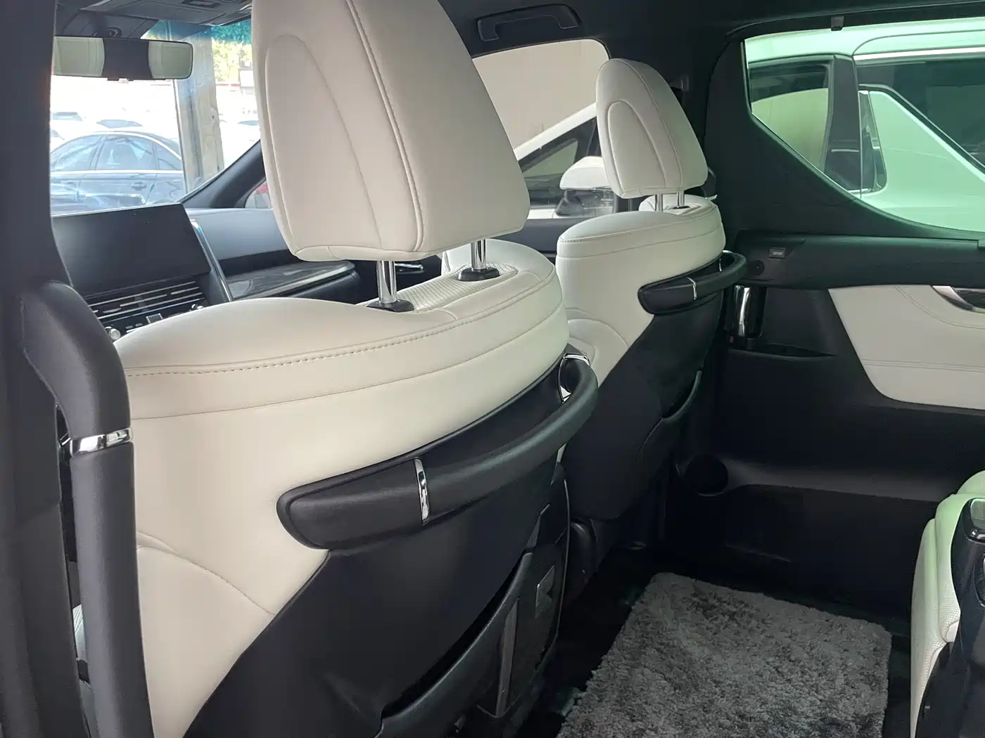 Lexus LM 2020 300h Seven-Seater Elegance Edition фото 32