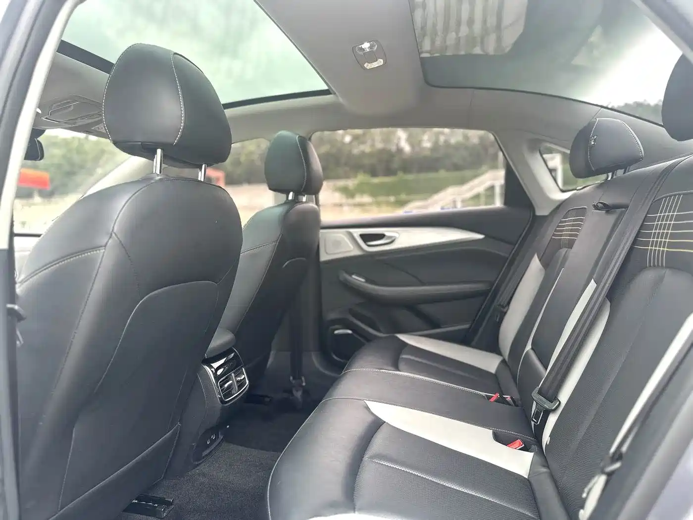 Roewe i6 MAX 2020 2020 300TGI Automatic Cool Sky Intelligent Drive Supreme Edition