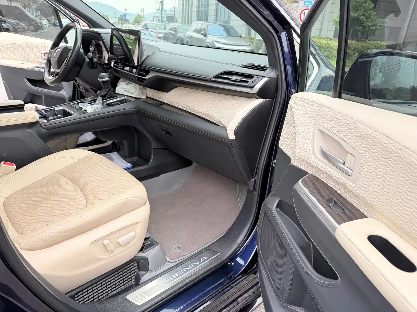 Toyota Sienna 2021 2.5L Hybrid Premium Edition фото 13