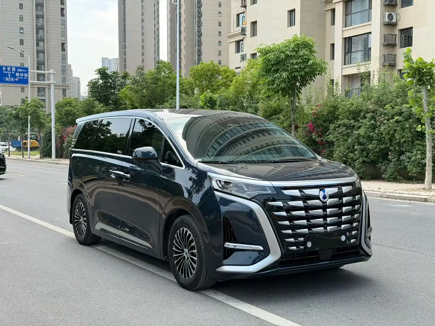 Denza D9 2022 DM-i 970 AWD Flagship фото 3