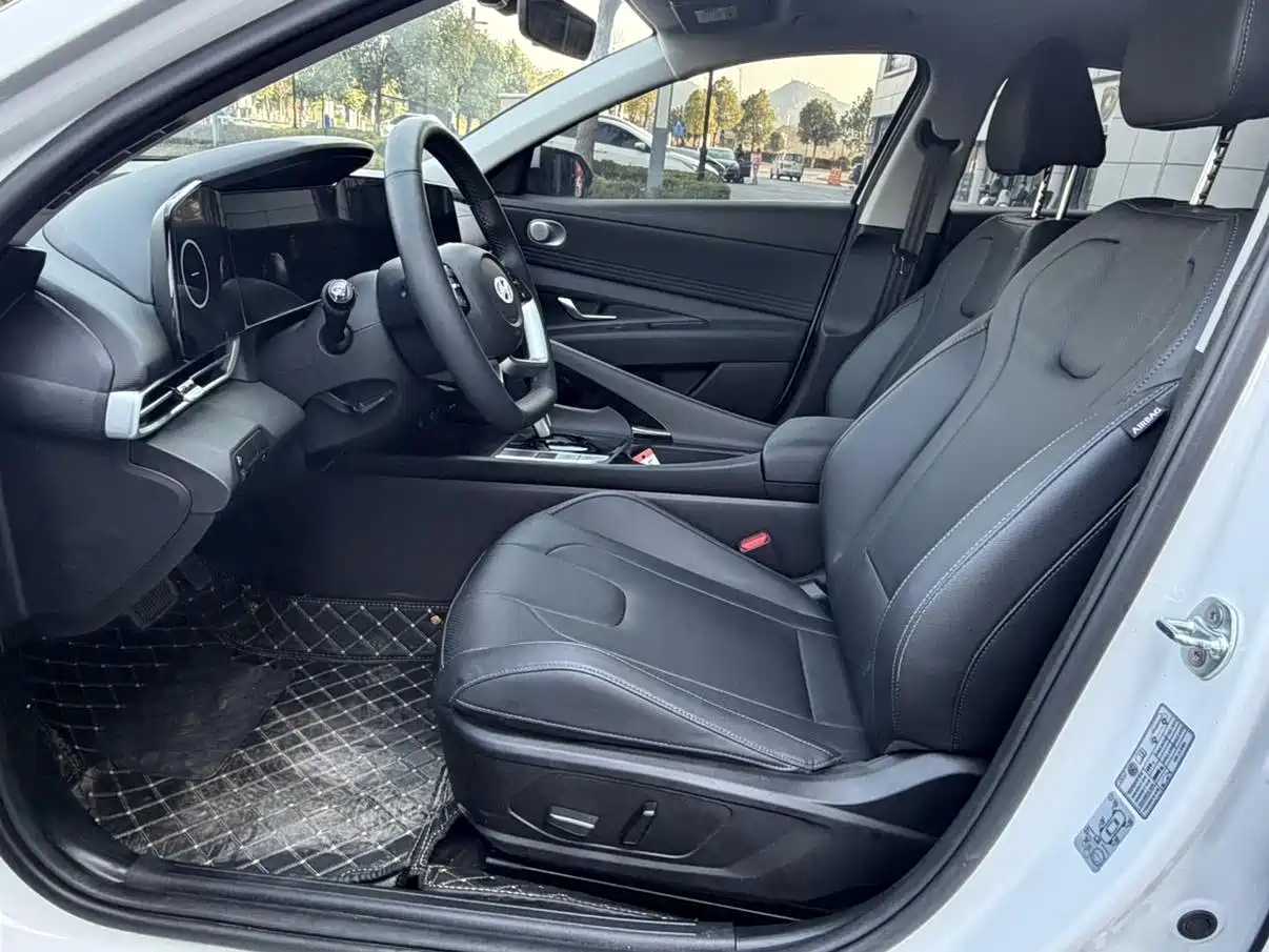 Hyundai Elantra 2023 Model 1.5L CVT LUX Premium Edition фото 13