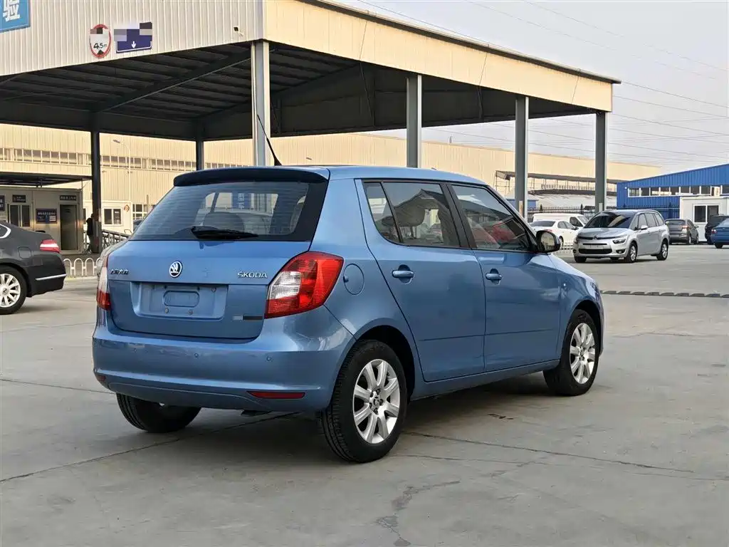 Škoda Fabia 2014 1.4L Automatic Crystal Spirit Edition фото 4