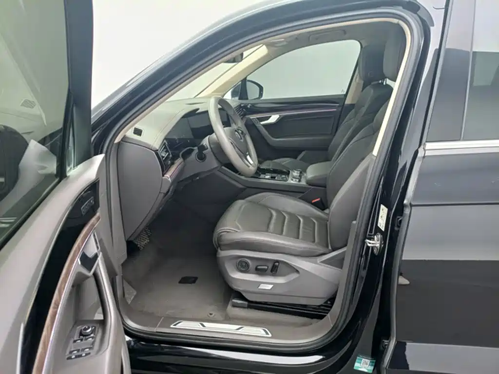 Фото 8 - Volkswagen Touareg