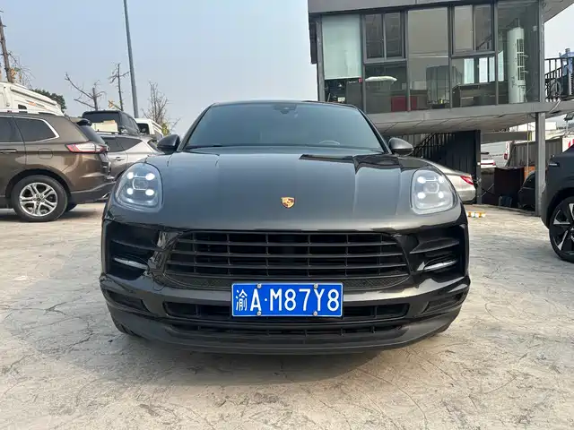 PORSCHE MACAN