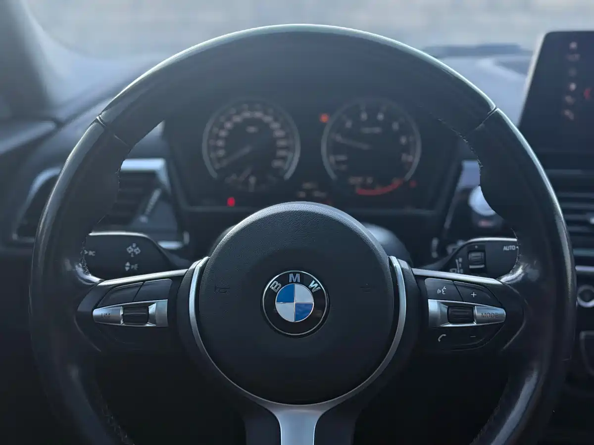 BMW 1 Series 2022 120i M Sport Shadow Edition фото 33