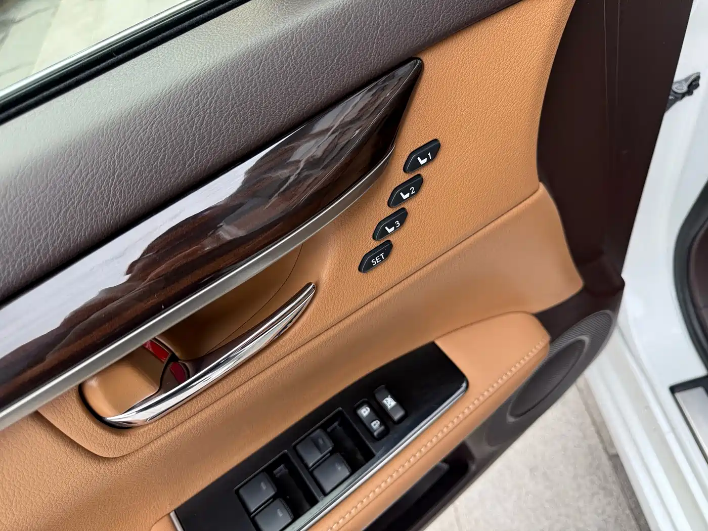 Lexus ES 2015 250 Elegance Edition фото 12