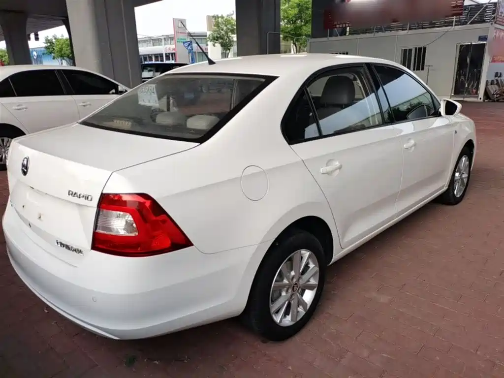 Škoda Rapid 2016 1.6L Manual Pioneer Edition фото 7