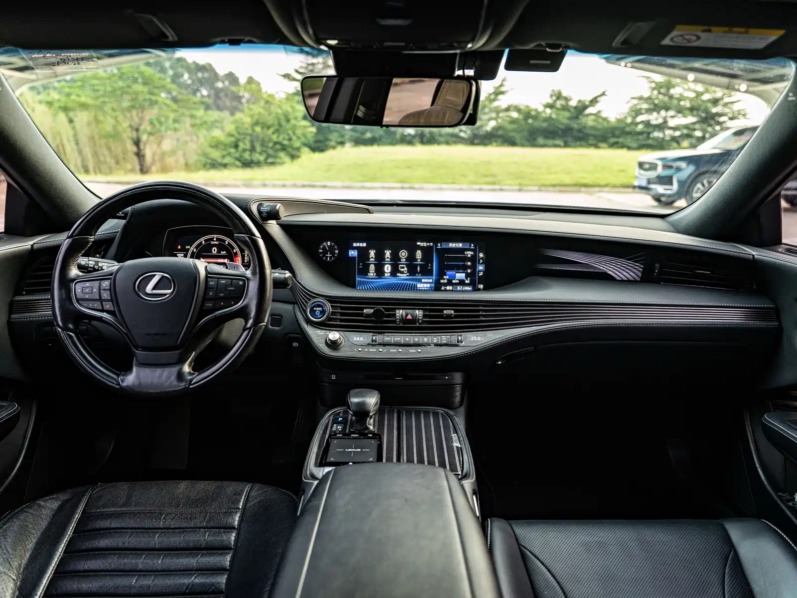 Фото 12 - Lexus LS