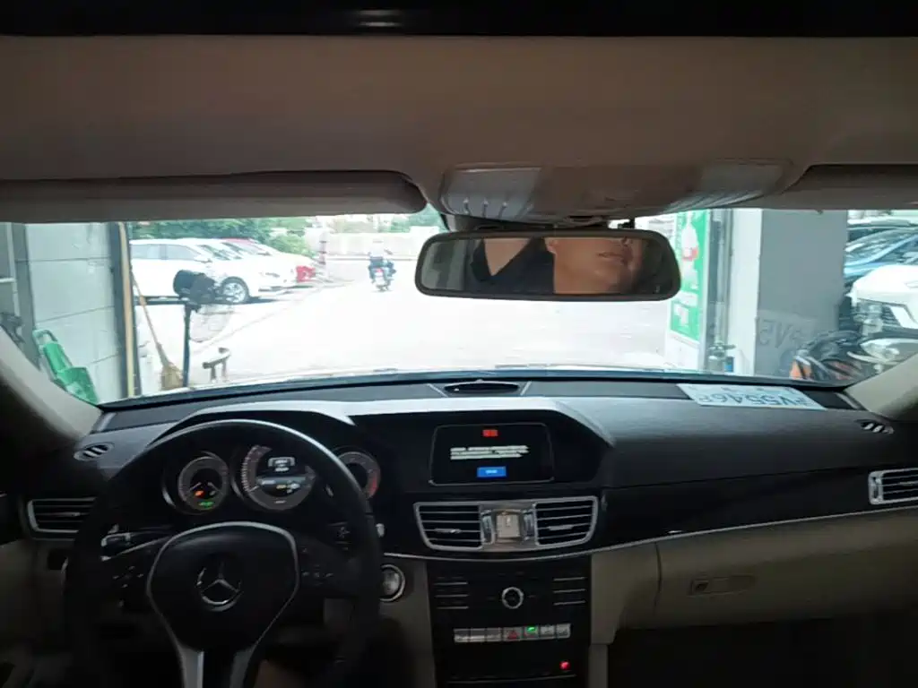 Photo 18 - Mercedes-Benz E-Class
