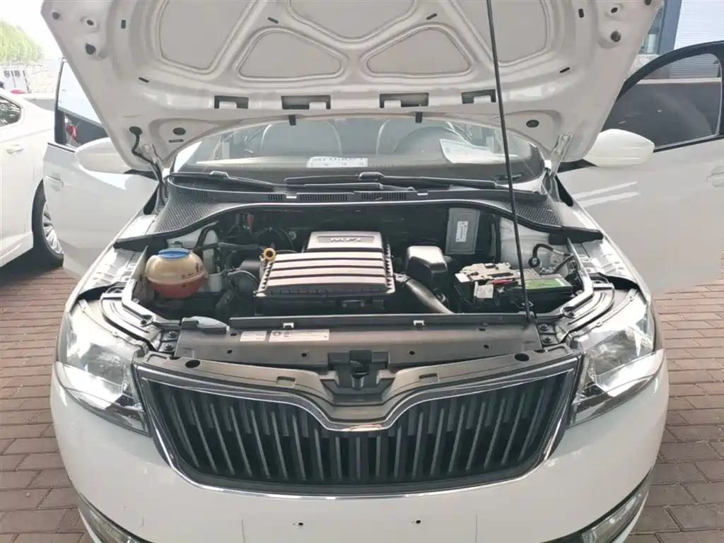 Škoda Rapid 2016 1.6L Manual Pioneer Edition фото 20