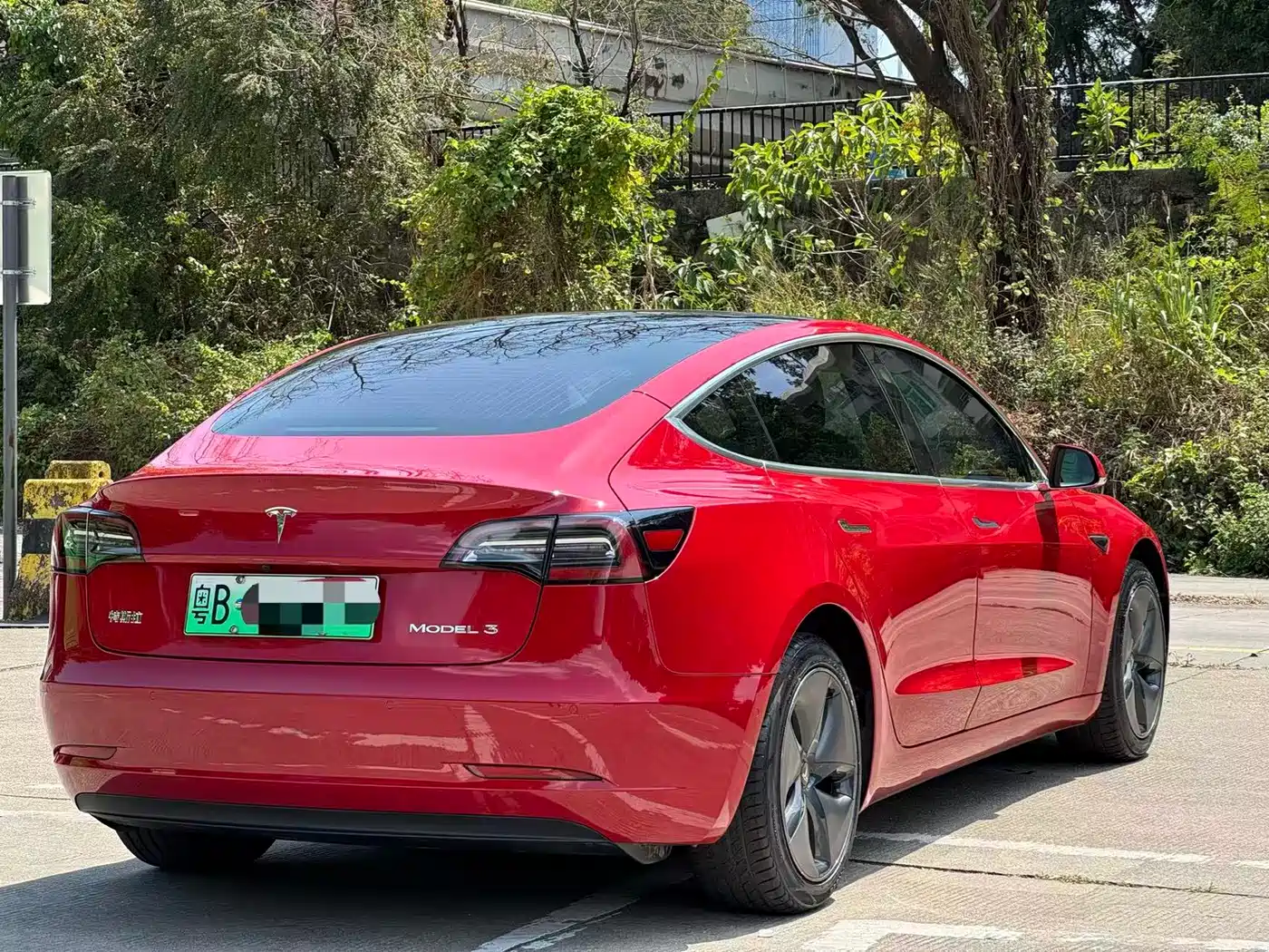 TESLA MODEL 3