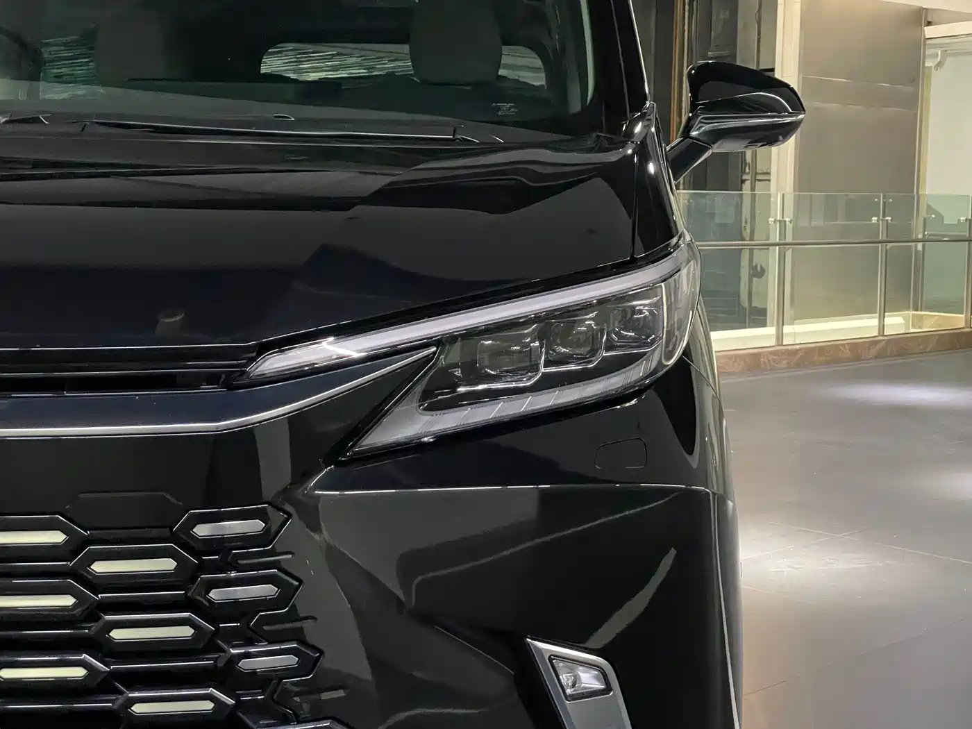 Lexus LM 2023 500h 6-Seater Prestige Edition фото 2