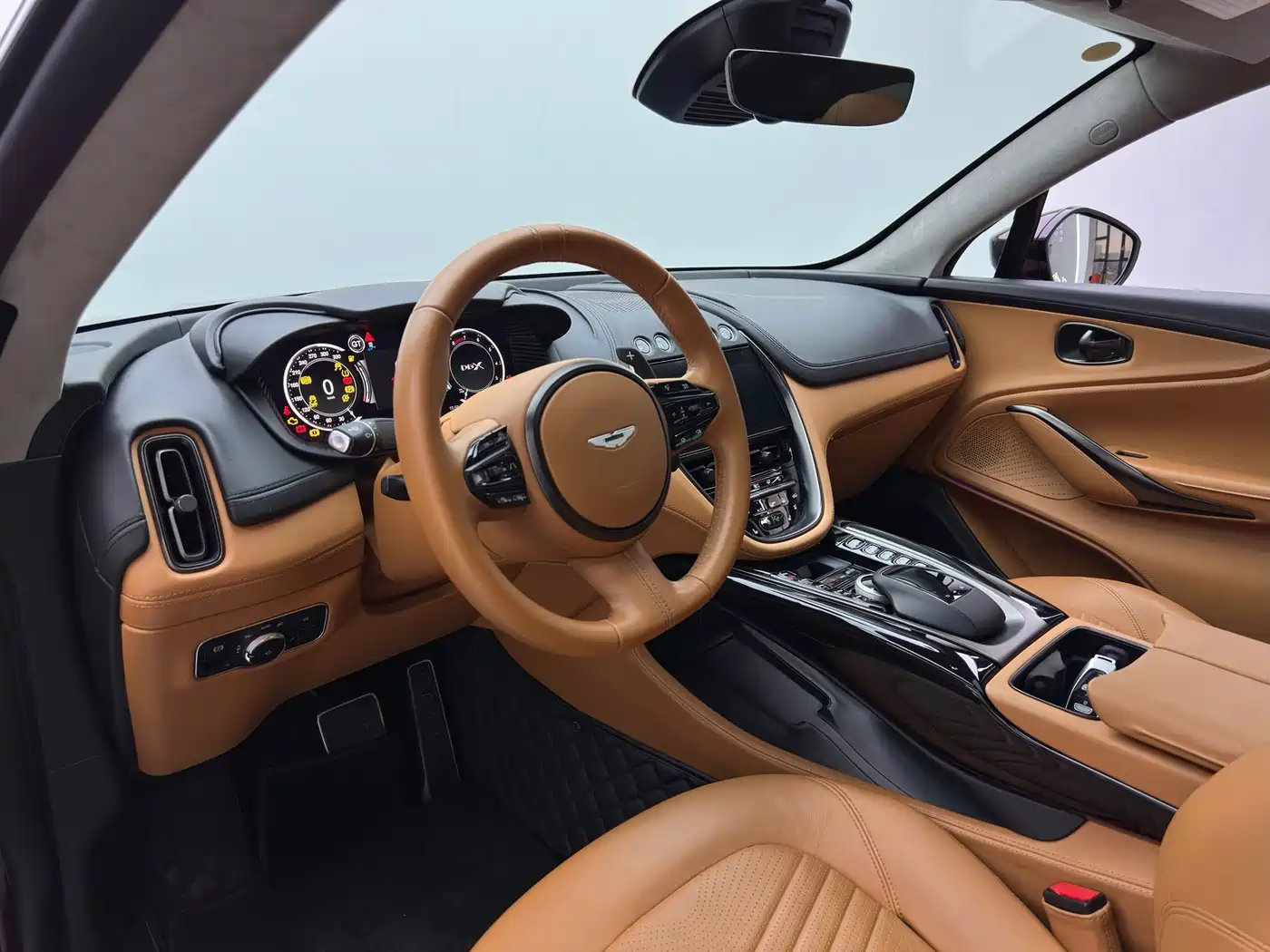 Фото 14 - Aston Martin DBX