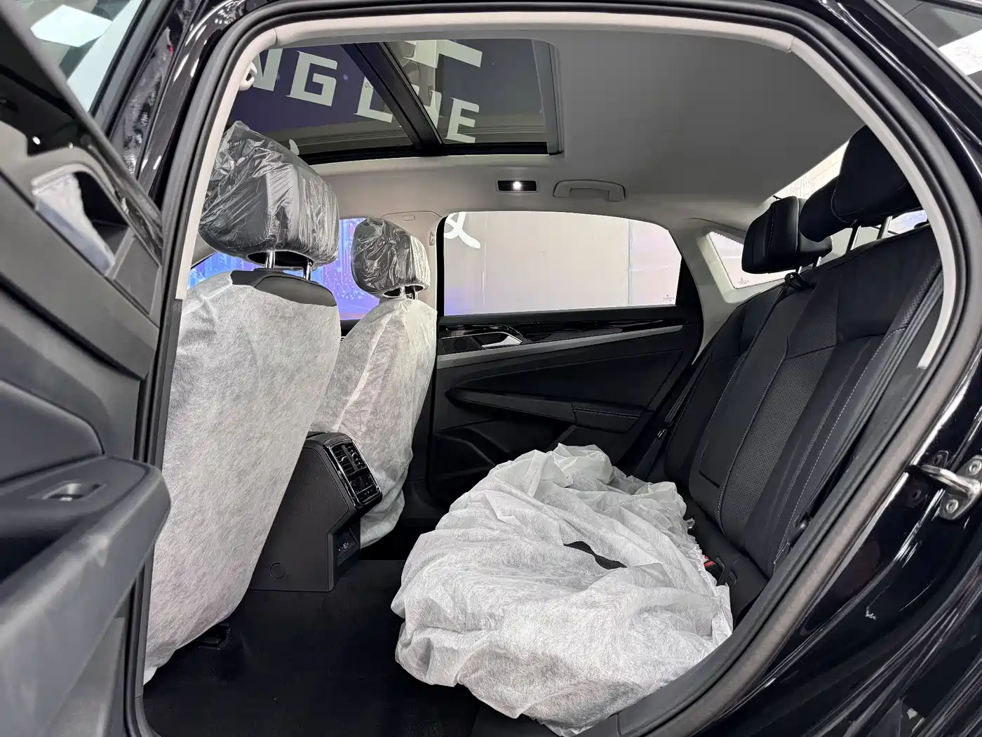 Volkswagen Passat 2026 Outstanding Edition 380TSI Starlight Dragon Soaring Version фото 8
