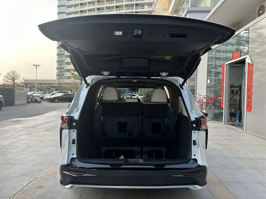 Toyota Granvia 2024 2.5L Hybrid Supreme ULTRA фото 24