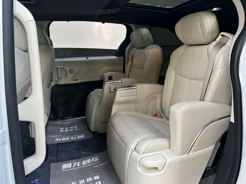 Toyota Granvia 2024 2.5L Hybrid Supreme ULTRA фото 11