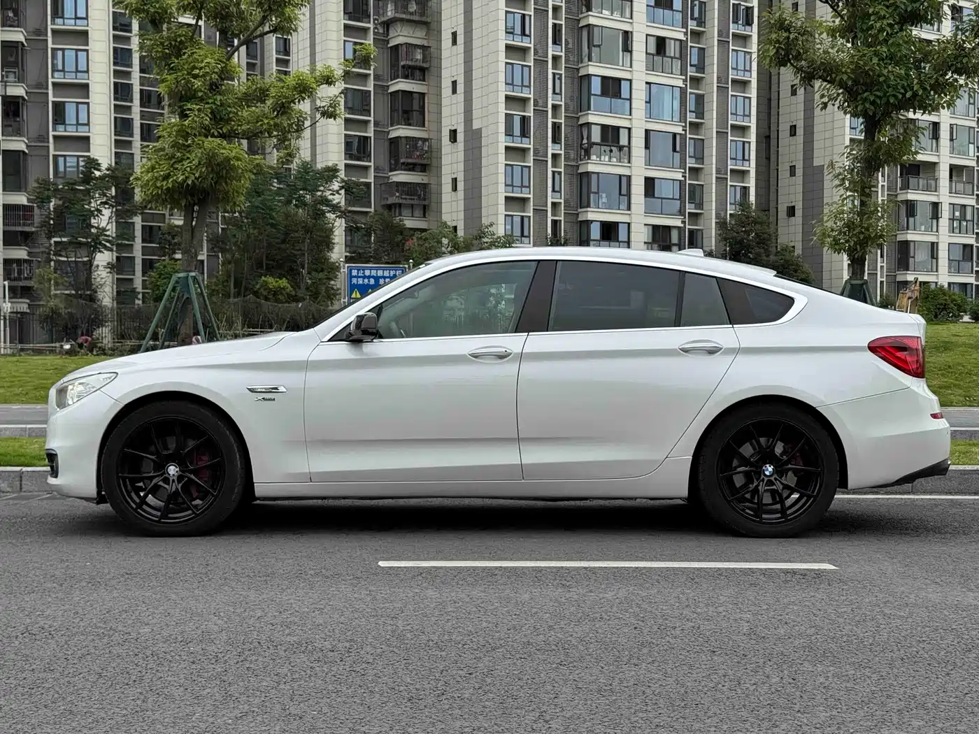 BMW 5 Series GT 2011 535i xDrive Luxury Model фото 16