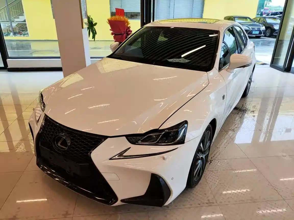 Фото 1 - Lexus IS