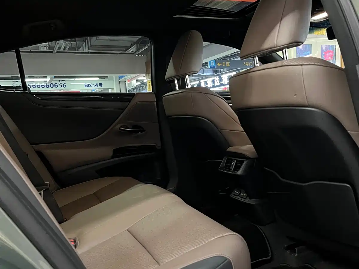 Lexus ES 2023 200 Excellence Edition фото 12