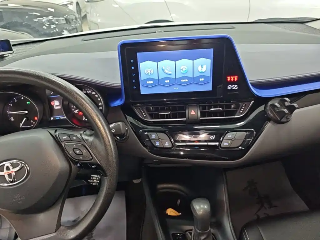 Фото 9 - Toyota C-HR