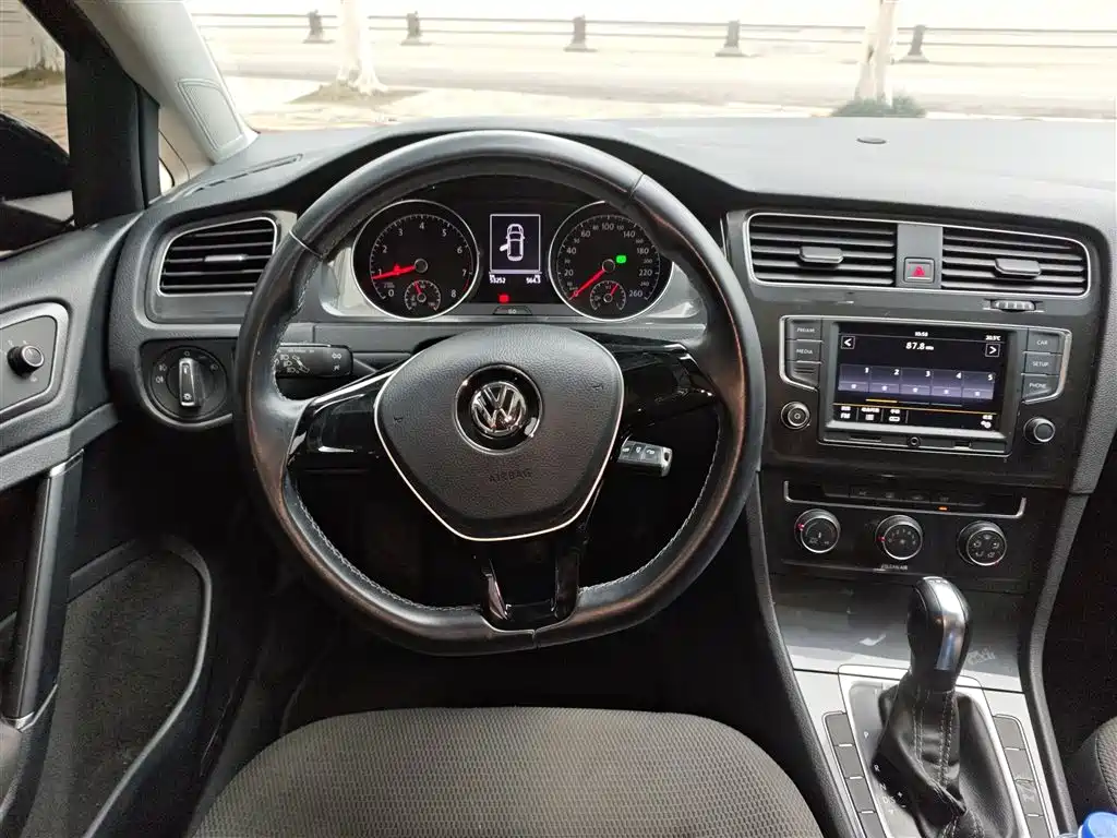 Volkswagen Golf 2017 230TSI Auto Comfort Millionth Anniversary Edition фото 11